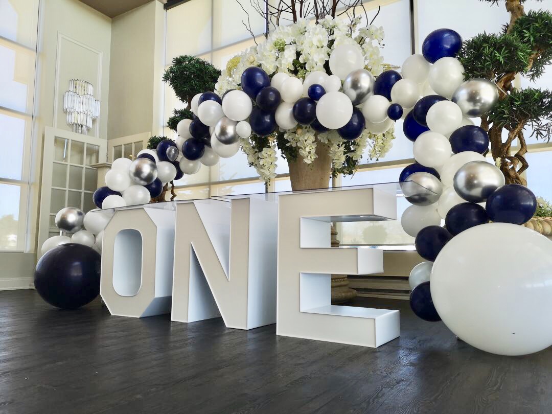 Balloon Bash offering balloon arch and backdrops