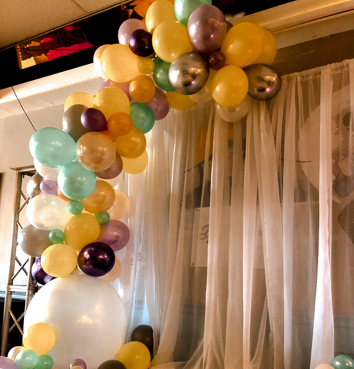 We have the best Toronto balloon decor