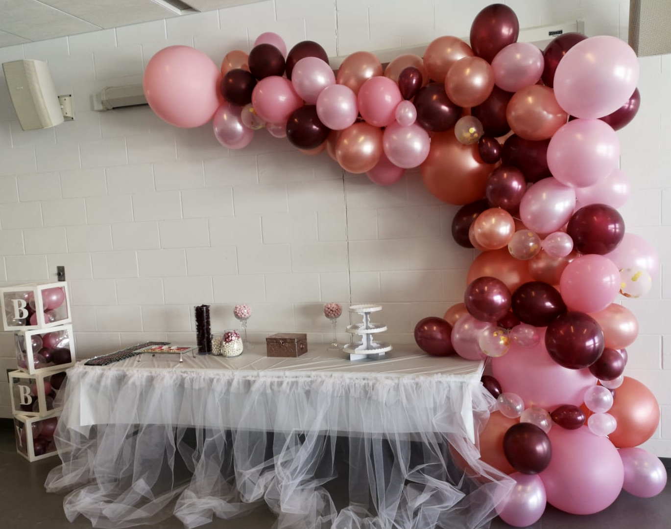 milton balloon garland decor