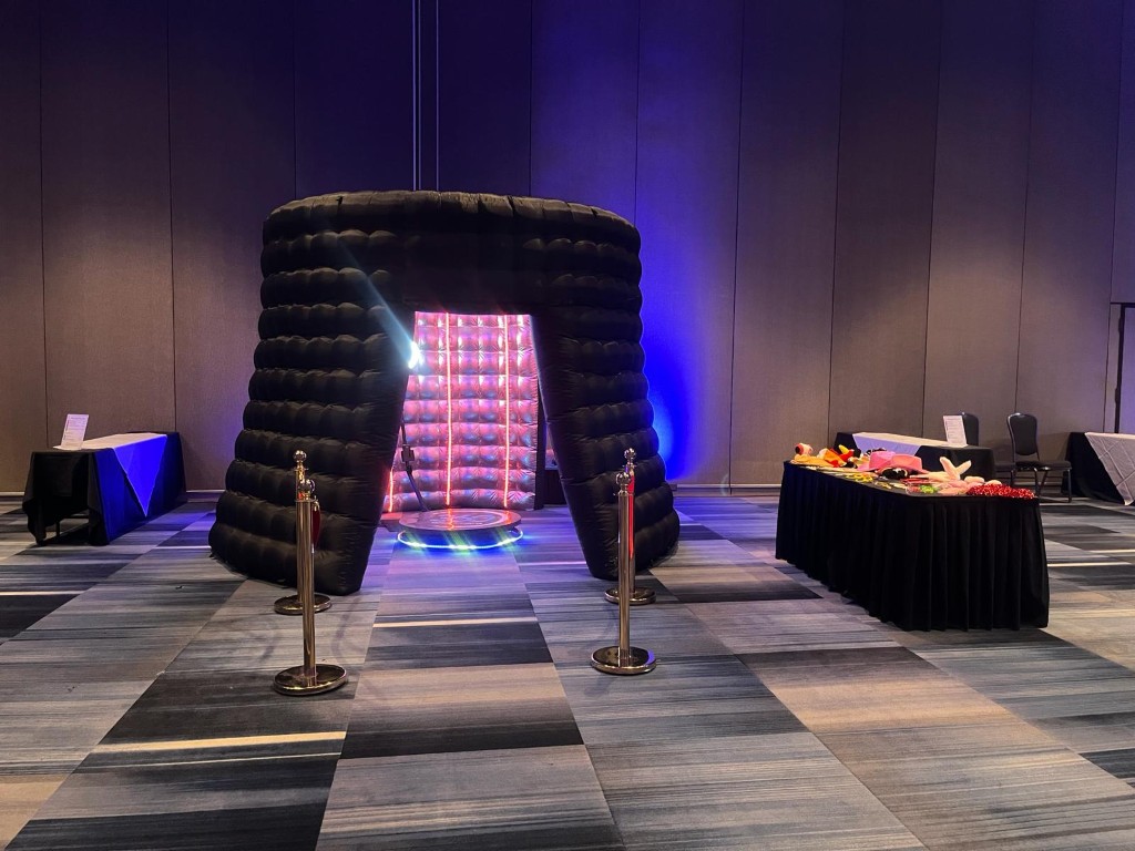 360 inflatable video booth with props